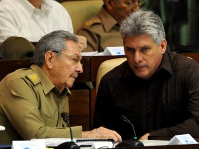 Рауль Кастро и Мигель Диас-Канель. Фото: EPA/UPG