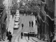 Португальская революция: народ и солдаты у здания политической полиции (ПИДЕ), 25.04.1974. Фото: journals.openedition.org