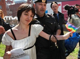 Елена Костюченко на гей-параде. Фото с сайта svobodanews.ru