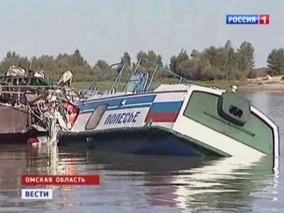 Затонувший теплоход "Полесье-8". Кадр телеканала "Россия-1".