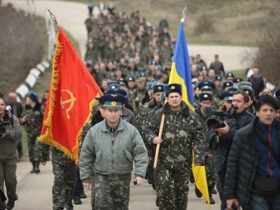 Военнослужащие Севастопольской бригады тактической авиации имени Александра Покрышкина идут на службу. Фото: vg-saveliev.livejournal.com