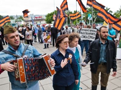 Пикет "Национально-освободительного движения" у здания РБК. Фото: Евгений Фельдман