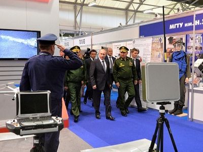 В.Путин и С.Шойгу на открытии военно-технического форума "Армия-2015", 16.6.15. Источник - http://www.kremlin.ru/events/president/news/49710