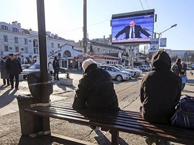 Севастополь слушает пресс-конференцию Путина, 17.12.15. Фото: Reuters