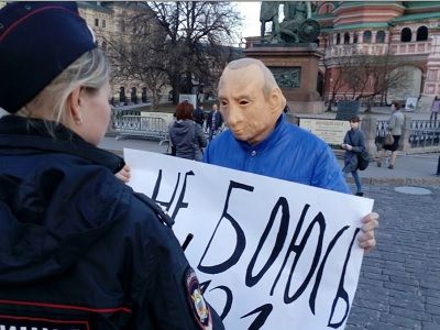 Активист Роман Рословцев в маске Путина. Фото: Каспаров.Ru / Алексей Бачинский