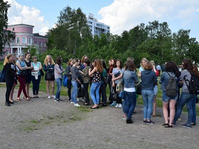 Пикет студентов педагогического колледжа в защиту задержанных однокурсников, Петразаводск, 21.6.16. Источник - rk.karelia.ru