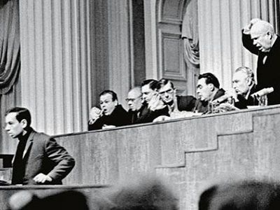 Хрущев на встрече с творческой интелигенцией, 1963 г. Источник - obratnosssr.ru