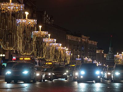 Гирлянды на Тверской. Фото: meduza.io