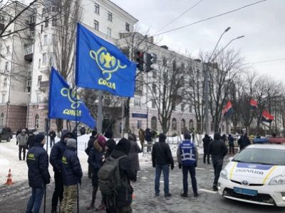 Полиция у здания диппредставительств для голосования в Украине. Фото: ВО "СВОБОДА"