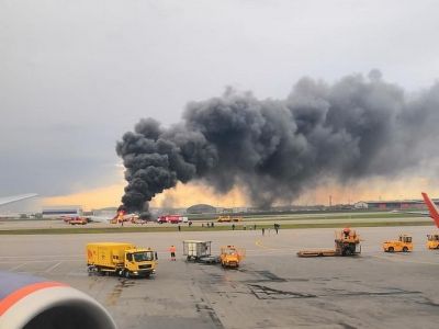 Горящий Sukhoi Superjet в Шереметьево, 5.5.19. Фото: theins.ru