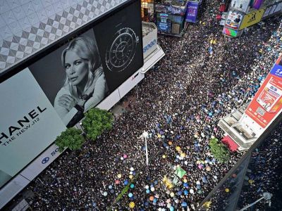 Манифестация в Гонконге, 21.7.19. Фото: www.facebook.com/vasily.golovnin