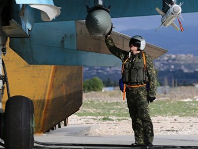 Летчик у истребителя-бомбардировщика Су-34 на авиабазе Хмеймим в Сирии. Фото: Вадим Савицкий/ТАСС