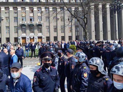 Митинг против самоизоляции 20 апреля во Владикавказе. Фото: Ольга Смольская / ТАСС