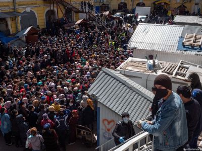 У молельной комнаты на Сенном рынке в Петербурге днем 10 мая во время раздачи бесплатной еды в период режима самоизоляции. Фото: Илья Варламов