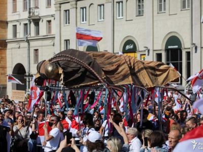 Картонный таракан - подарок протестующих Александру Лукашенко, 30.08.2020. Фото: svoboda.org