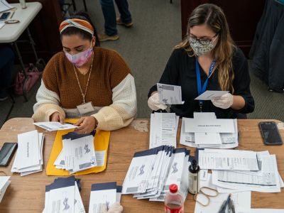 Подсчет  бюллетеней в Уилкс-Барре, штат Пенсильвания. Фото: Robert Nickelsberg / The New York Times