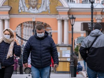 Жители Петербурга в медицинских масках на территории Александро-Невской Лавры. Фото: Алексей Смагин / Коммерсант