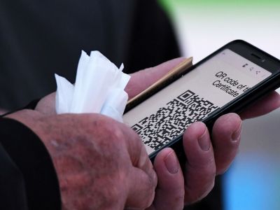 Посетитель предъявляет QR-код на входе в торговый центр "Горки Парк" в Казани. Фото: Максим Богодвид / РИА Новости