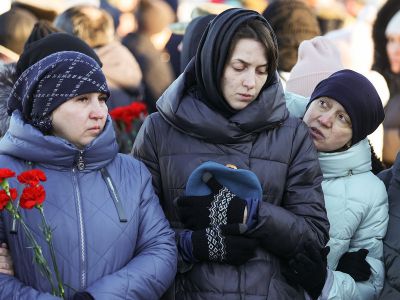 Мать и вдова (справа налево) сержанта Ильнура Сибгатуллина во время его похорон на Аллее героев на мусульманском кладбище в Нижнекамске, Республика Татарстан. Фото: Егор Алеев/ТАСС