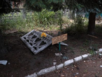 Могила жителя Северска во дворе дома Фото: Anatolii Stepanov / AFP / Scanpix / LETA