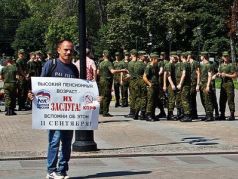 Солдаты, якобы участвовавшие в пикете. Фото: Александр Воронин, Каспаров.Ru