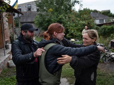 Первая за семь месяцев встреча родителей из Изюма и их дочери. Фото: Evgeniy Maloletka / AP