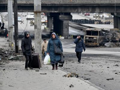 Мирные жители покидают Киев. Фото: Sergei Supinsky / AFP