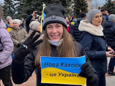 Футбольный арбитр Ирина Петрова из Новой Каховки на мирном митинге против оккупации. Фото: соцсети