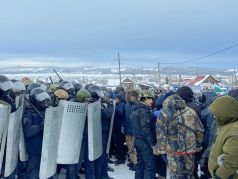 ОМОН и протестующие в Баймаке (Башкортостан), 17.01.24. Фото: t.me/svobodnieslova