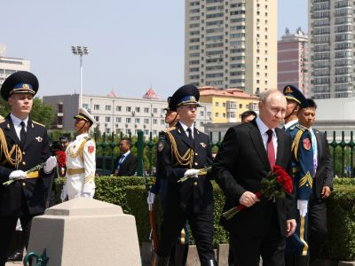 В.Путин возлагает цветы к памятнику советским воинам в Харбине, 17.05.24. Фото: kremlin.ru